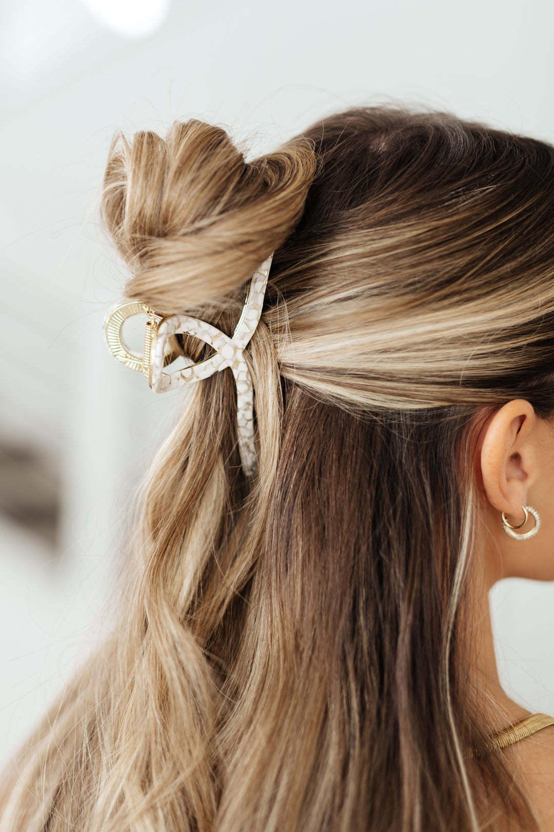 White Twist Claw Clip-Hair Accessories-Krush Kandy, Women's Online Fashion Boutique Located in Phoenix, Arizona (Scottsdale Area)